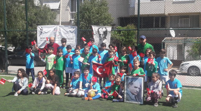 23 Nisan'ı futbol sahasında kutladılar...