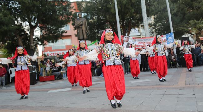 Gaziemir meydanlarında dünyanın dansı