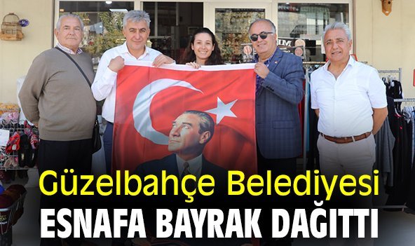 Güzelbahçe Belediyesi esnafa bayrak dağıttı