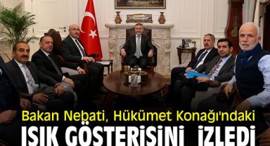 Bakan Nebati, Hükümet Konağı'ndaki ışık gösterisini izledi