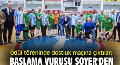 Ödül töreninde dostluk maçına çıktılar: Başlama vuruşu Soyer'den