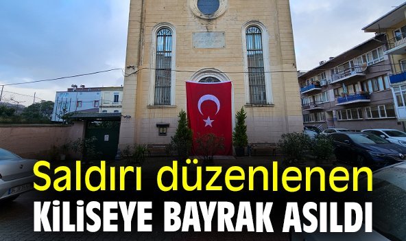 Saldırı düzenlenen kiliseye bayrak asıldı