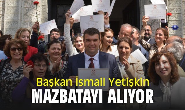 Başkan İsmail Yetişkin mazbatayı alıyor