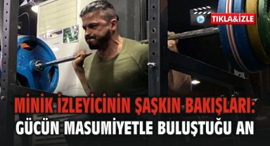 Minik İzleyicinin Şaşkın Bakışları: Gücün Masumiyetle Buluştuğu An