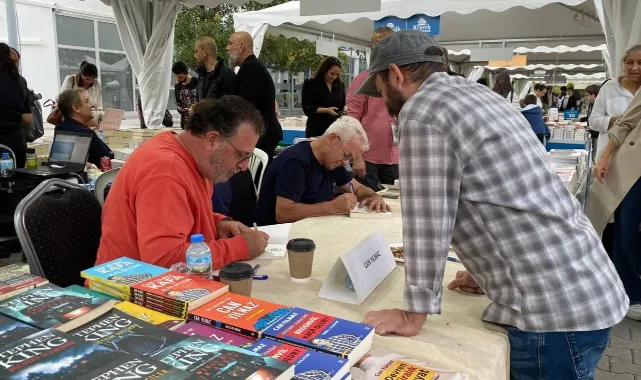 İzmir Kitap Fuarı'nda hafta sonu yoğunluğu!