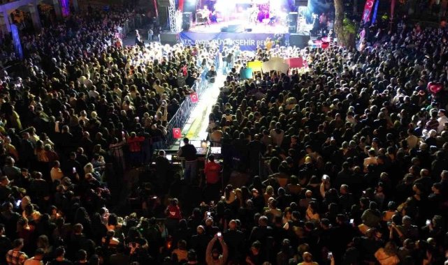 Sahne Tozu Tiyatrosu 21. yılını kutladı