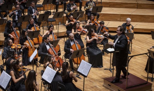 İzmir'de 25.yıl konseri sanatseverlerle buluştu