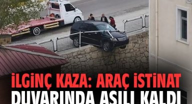 İlginç kaza: Araç istinat duvarında asılı kaldı