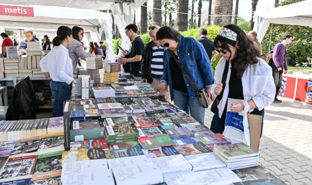 İzmir Kitap Fuarı'na öğrencilerden yoğun ilgi!