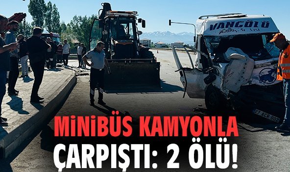 Minibüs kamyonla çarpıştı: 2 ölü!
